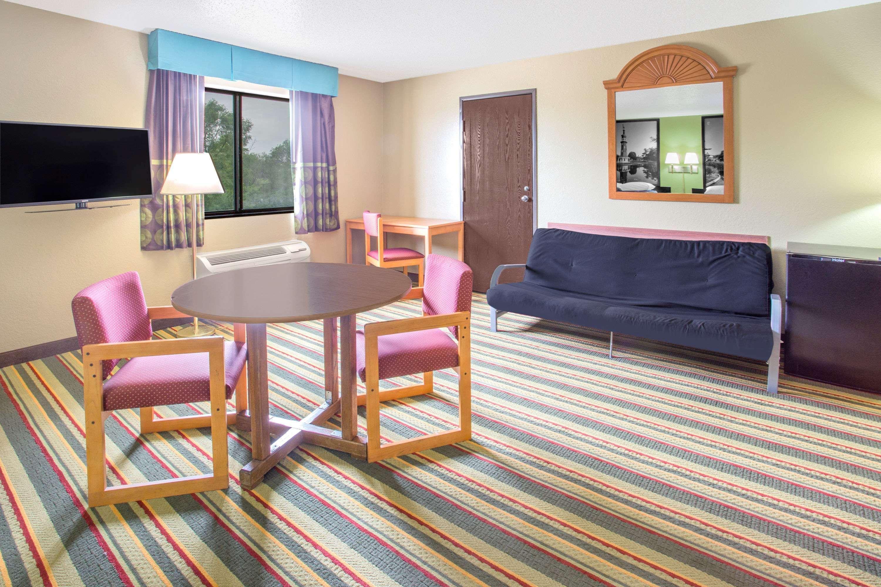 Motel Super 8 By Wyndham Champaign Exterior foto